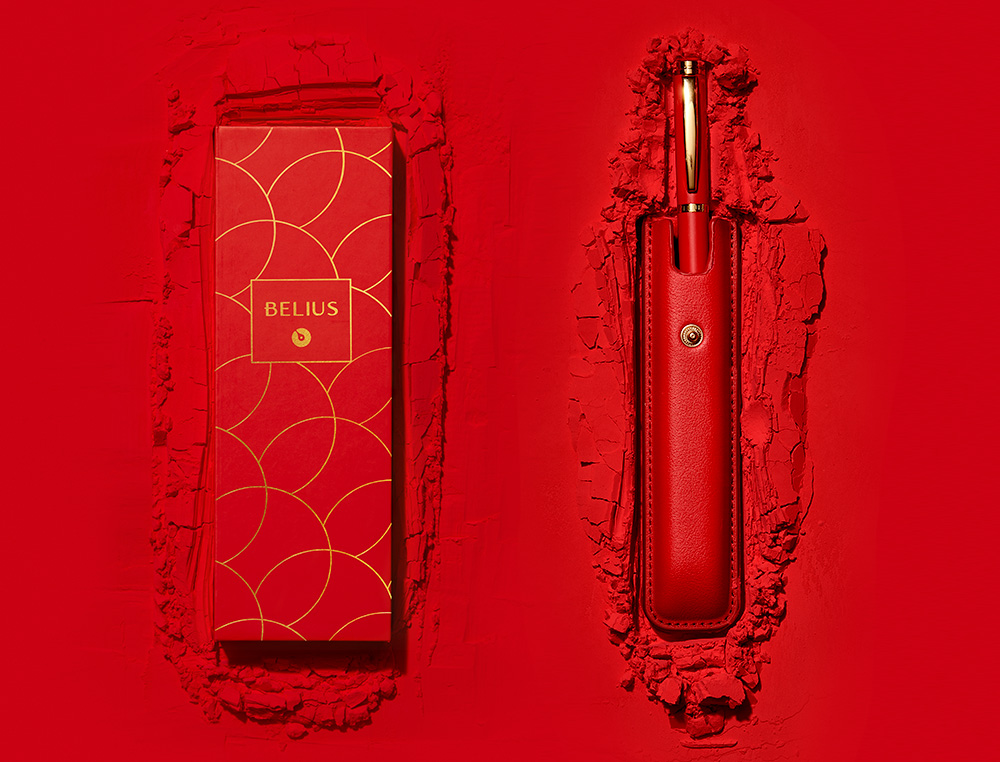 PLUMA Y ESTUCHE CUERO BELIUS PASSION DOR ALUMINIO TEXTURA CEPILLADA COLOR ROJO Y DORADO TINTA AZUL CAJA DE DISEO