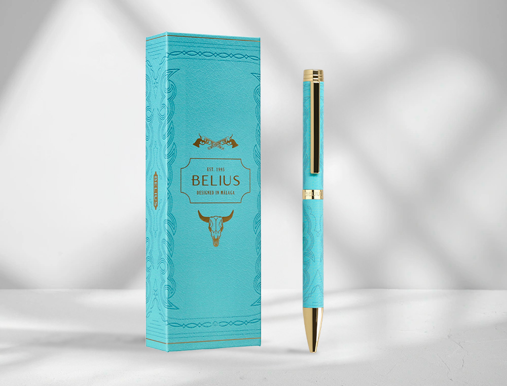 BOLIGRAFO BELIUS WILD WEST ALUMINIO COLOR TURQUESA DORADOTINTA COLOR AZUL CAJA DE DISEÑO